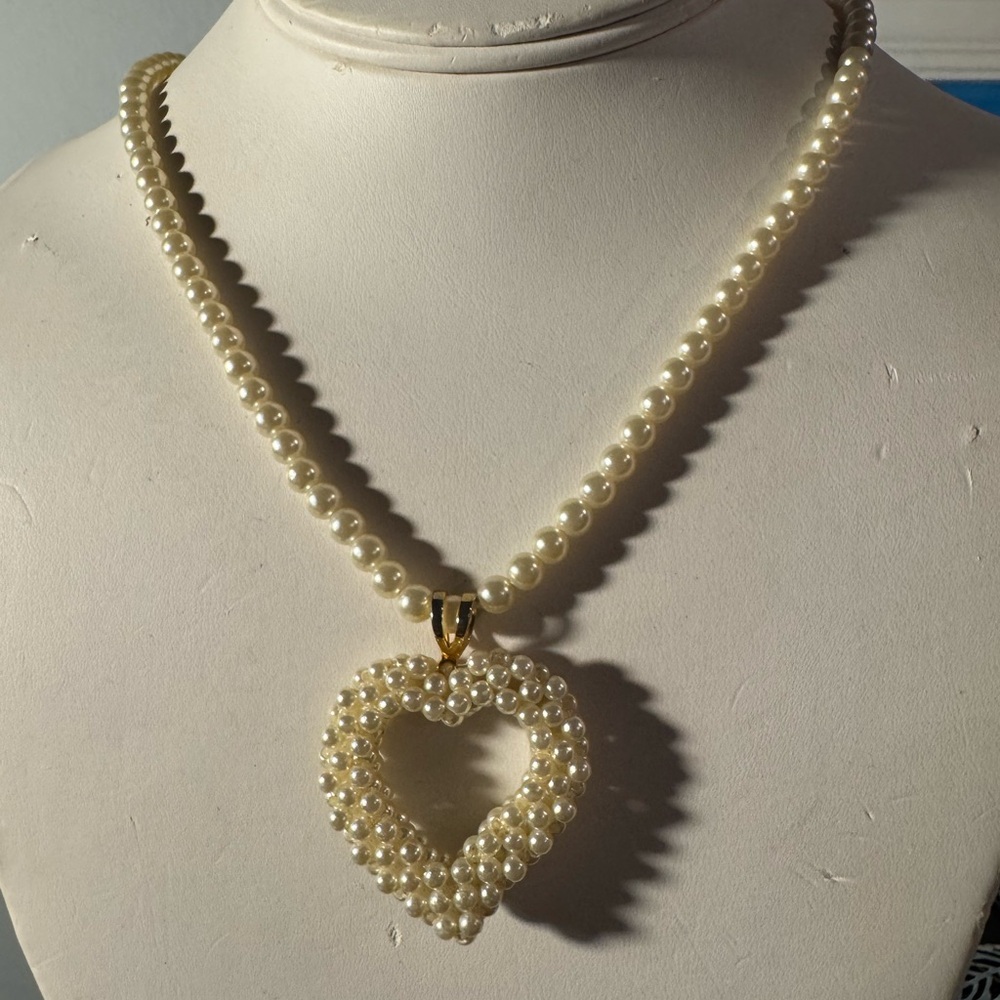 Pearl Heart Pendant Necklace - Ivory Pearls vintage pre-owned